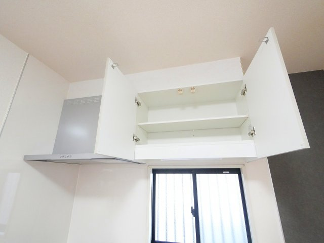 クレールコートＢのキッチン|キッチン上部には収納があります