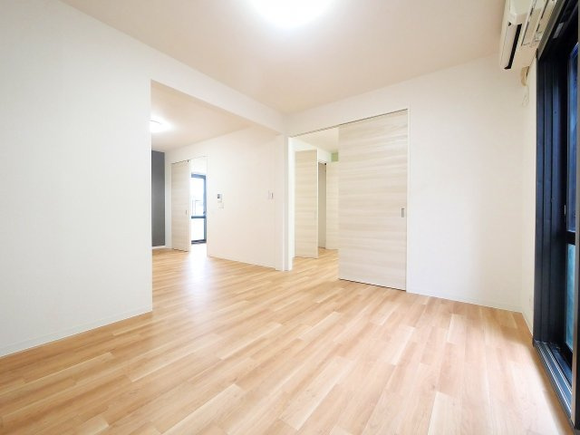 クレールコートＢの居間・リビング|こちらのリビングで趣味の時間をお楽しみください