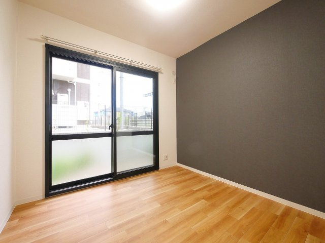 クレールコートＢの寝室|開放的な寝室です