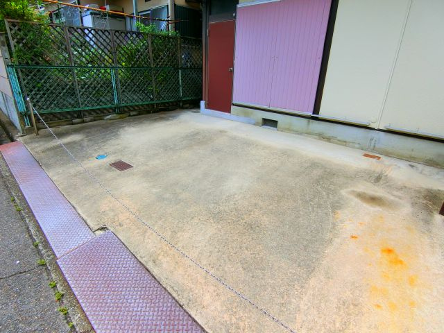東茱萸木テラスハウスの駐車場