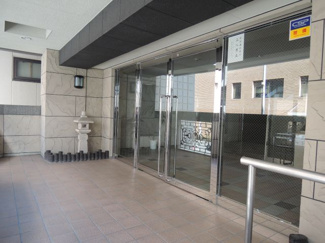 【エントランス】 | みなとみらい線「日本大通り」駅徒歩5分/「元町・中華街」駅徒歩8分！