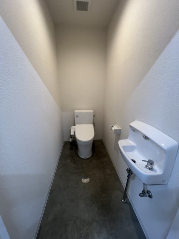 布施貸店舗　BRAVI不動産のトイレ|【布施貸店舗】清潔感のあるトイレです