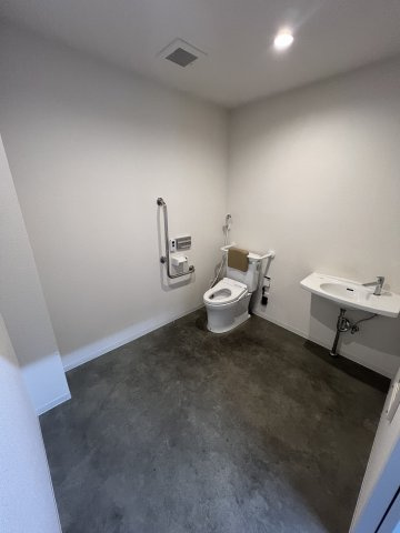 布施貸店舗　BRAVI不動産のトイレ|【布施貸店舗】清潔感のあるトイレです