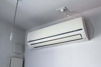 【設備】 | リバレイン | リビングにあるエアコン＆室内物干し器