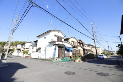 【前面道路含む現地写真】 | 城陽市寺田市ノ久保　中古戸建 | 駐車1台可能です。前道6ｍの角地で車の出し入れラクラク。