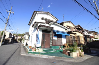 【外観】 | 城陽市寺田市ノ久保　中古戸建 | ＪＲ『城陽駅』徒歩11分のアクセス　北西角地で間取り4Ｋの中古戸建です。