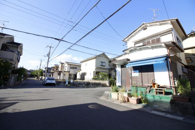 【前面道路含む現地写真】 | 城陽市寺田市ノ久保　中古戸建 | 【西側の前道】幅員6メートル　接道3.8メートル