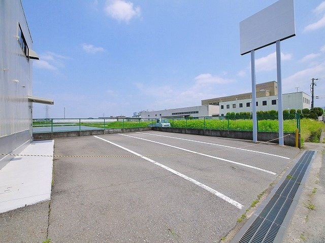 六条町倉庫の駐車場