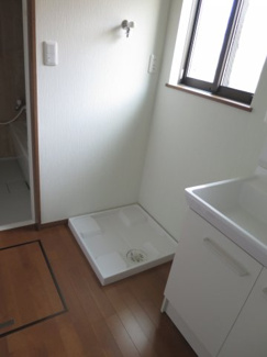 【洗面所】 | 若葉町1丁目一戸建て | ゆったりとスペースのある洗面所