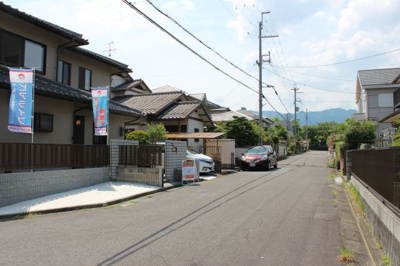 【前面道路含む現地写真】 | 大津市仰木の里1丁目20-17　戸建て | 北東側前面道路