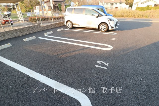 クレストヴィラⅡの駐車場