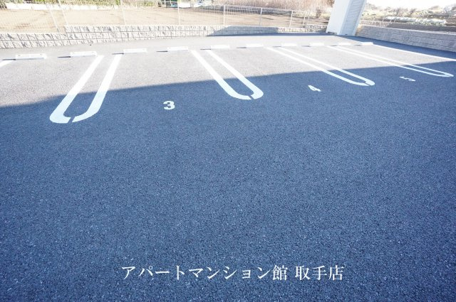 クレストヴィラⅡの駐車場