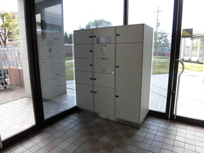 【その他共用部分】 | デ・リード＆サンヴェール桂川東 | 共有部分に宅配BOXがあり、一人暮らしでも便利