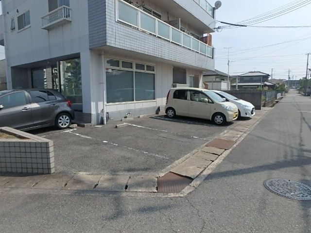 グリスローサの駐車場