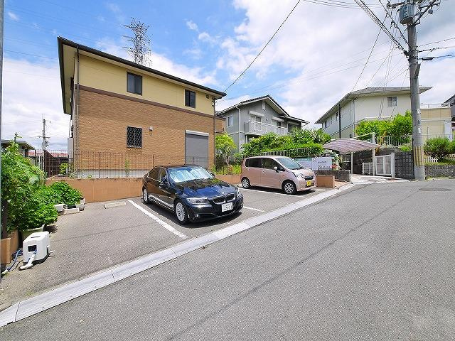 デュオ　シャンブルの駐車場|お車をお持ちの方も安心の駐車場完備です
