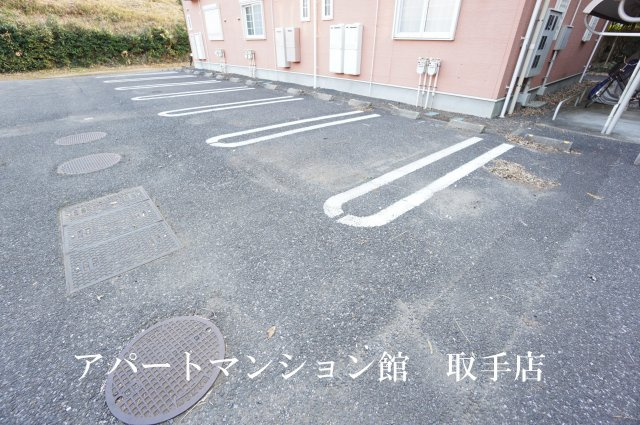 ヴィラブリーゼBの駐車場