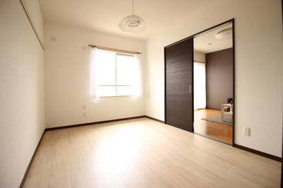 【洋室】 | ライフスクエア手代木 | 南面の明るい部屋です