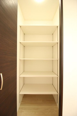 【収納】 | ライフスクエア手代木 | 可動式の棚とセンサーライトが付いてます