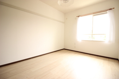 【寝室】 | ライフスクエア手代木 | 落ち着いた色調の寝室です