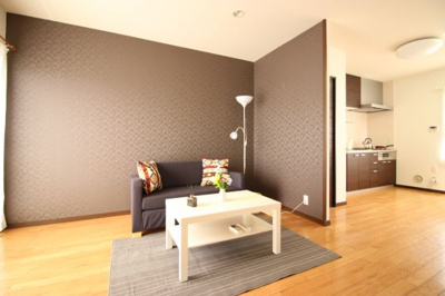 【居間・リビング】 | ライフスクエア手代木 | ダーク系アクセントクロスがポイントです