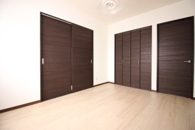 【洋室】 | ライフスクエア手代木 | 床のホワイト色、ドアのダーク色がアクセントです