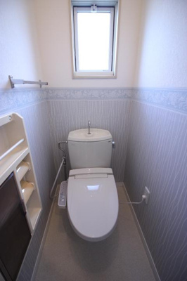 【トイレ】 | ライフスクエア手代木 | 青色を基調としたボーダーが清潔感を演出