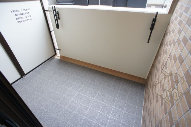 ラグゼ十三本町のバルコニー