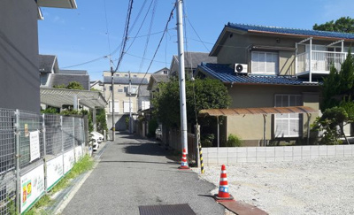 【前面道路含む現地写真】 | 殿山町2番土地（更地渡し）