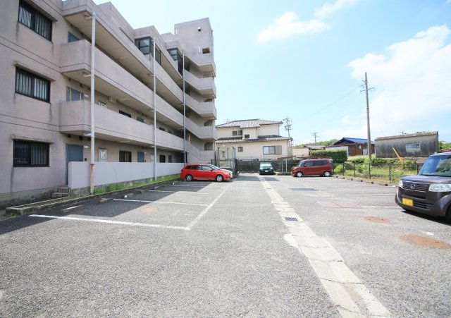 シャトー新宮の駐車場