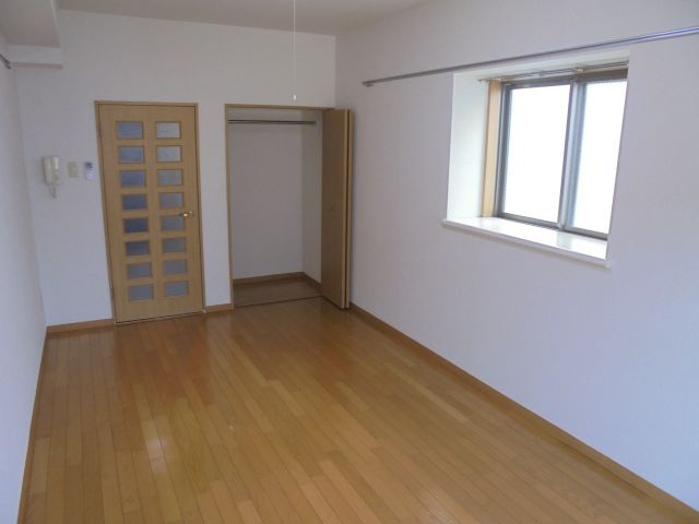 南八幡ハイツの居間・リビング