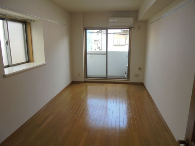 南八幡ハイツの居間・リビング