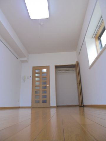 南八幡ハイツの洋室