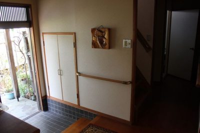 【外観】 | 大津市朝日1丁目5-3 土地 | 建物内玄関別カット、手すりをかくにんいただけます　