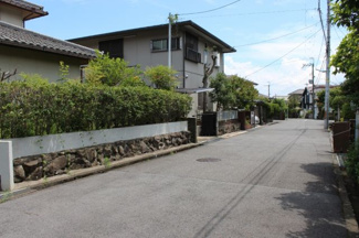 【前面道路含む現地写真】 | 前面道路別角度、写真左手が対象物件