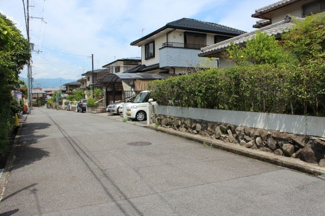 【前面道路含む現地写真】 | 前面道路別角度、写真右手が対象物件