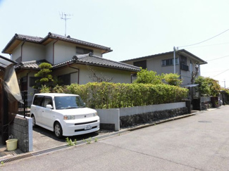 【前面道路含む現地写真】 | 前面道路含む外観、駐車場にはピアライフ営業の車で大きさを確認頂けます