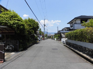 【前面道路含む現地写真】 | 前面道路、画面右手が対象土地です