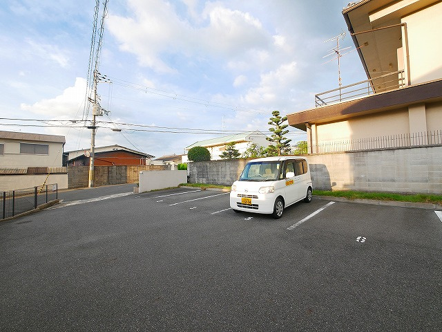 シャーメゾン紀寺Aの駐車場|駐車スペースもあります