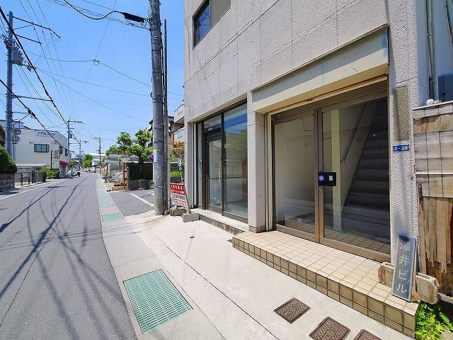 澤井ビル(朝日町)のエントランス