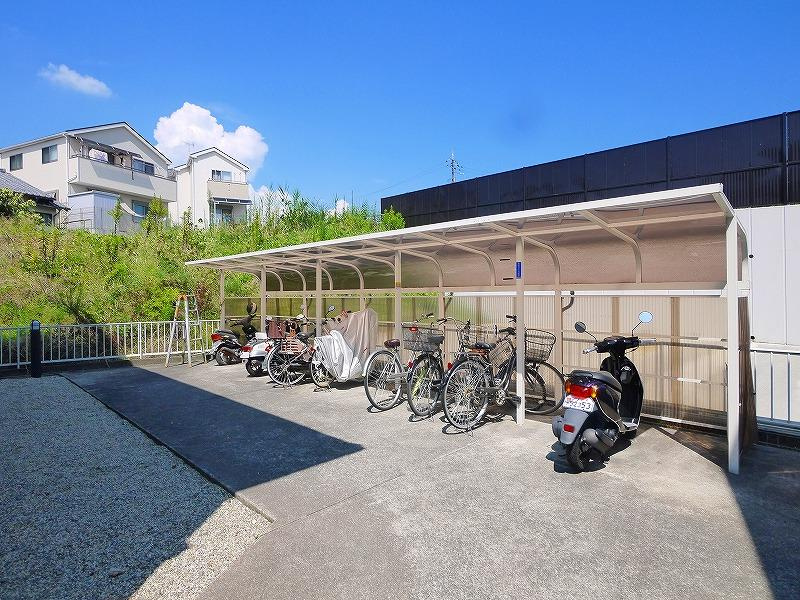 ジュネス秋篠Aのその他共用部分|屋根付き駐輪場です