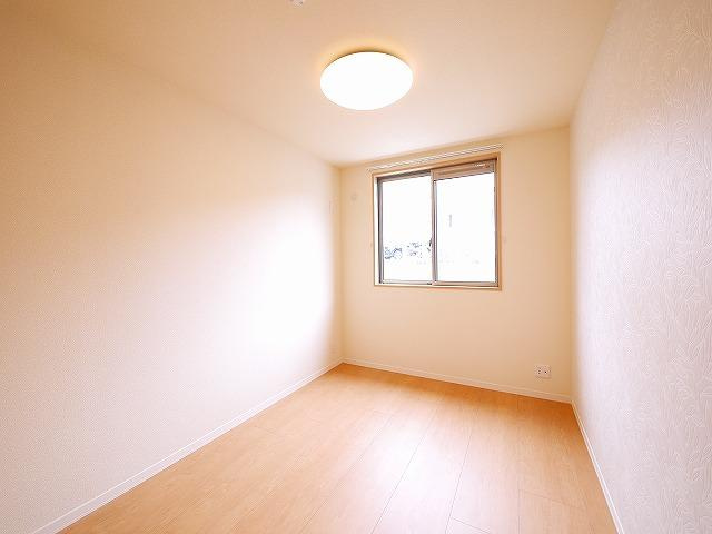 ラテール平城Ｂの内装|使い勝手のいい洋室です