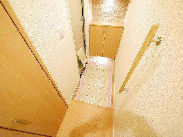 ラテール平城Ｂの玄関|収納もある玄関です