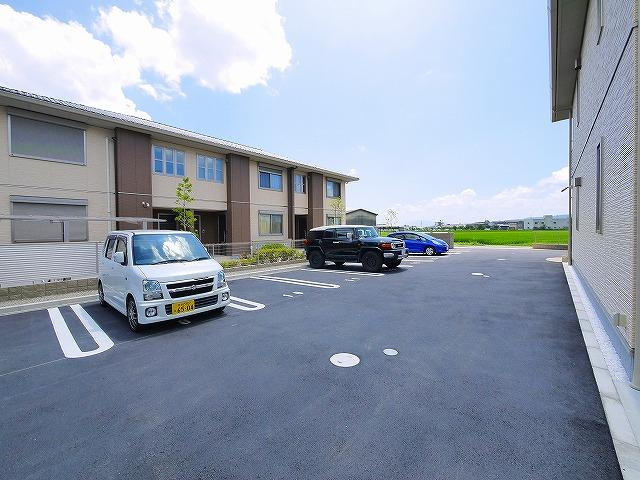 ラテール平城Ｂの駐車場|駐車場があるので、車を買う予定の方も安心です