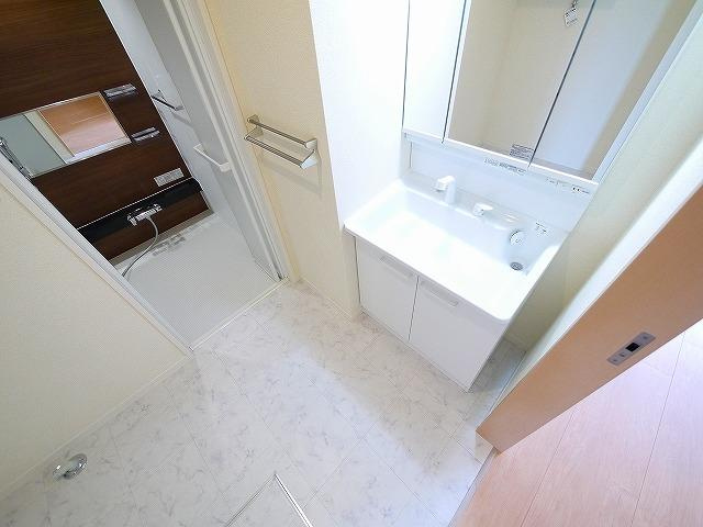 ラテール平城Ｂの独立洗面台|明るい洗面所です