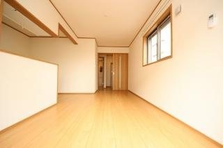 あじさい（貸家）の居間・リビング|窓が付いていて居室が明るいです