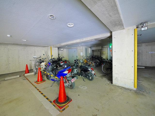 シティパレス21東生駒P-ⅢD棟のその他共用部分|屋内駐輪場です