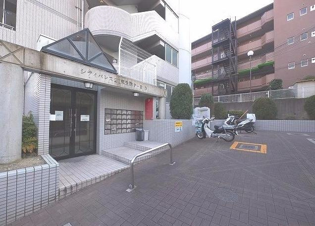 シティパレス21東生駒P-ⅢD棟のエントランス|落ち着いたエントランスです