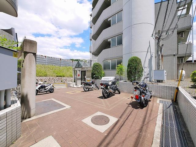 シティパレス21東生駒P-ⅢD棟のその他共用部分|ゆとりある敷地です