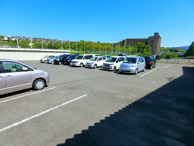 リバーサイド小車の駐車場