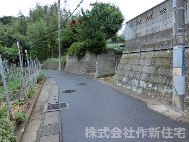 習志野市屋敷1丁目　売地の前面道路含む現地写真
